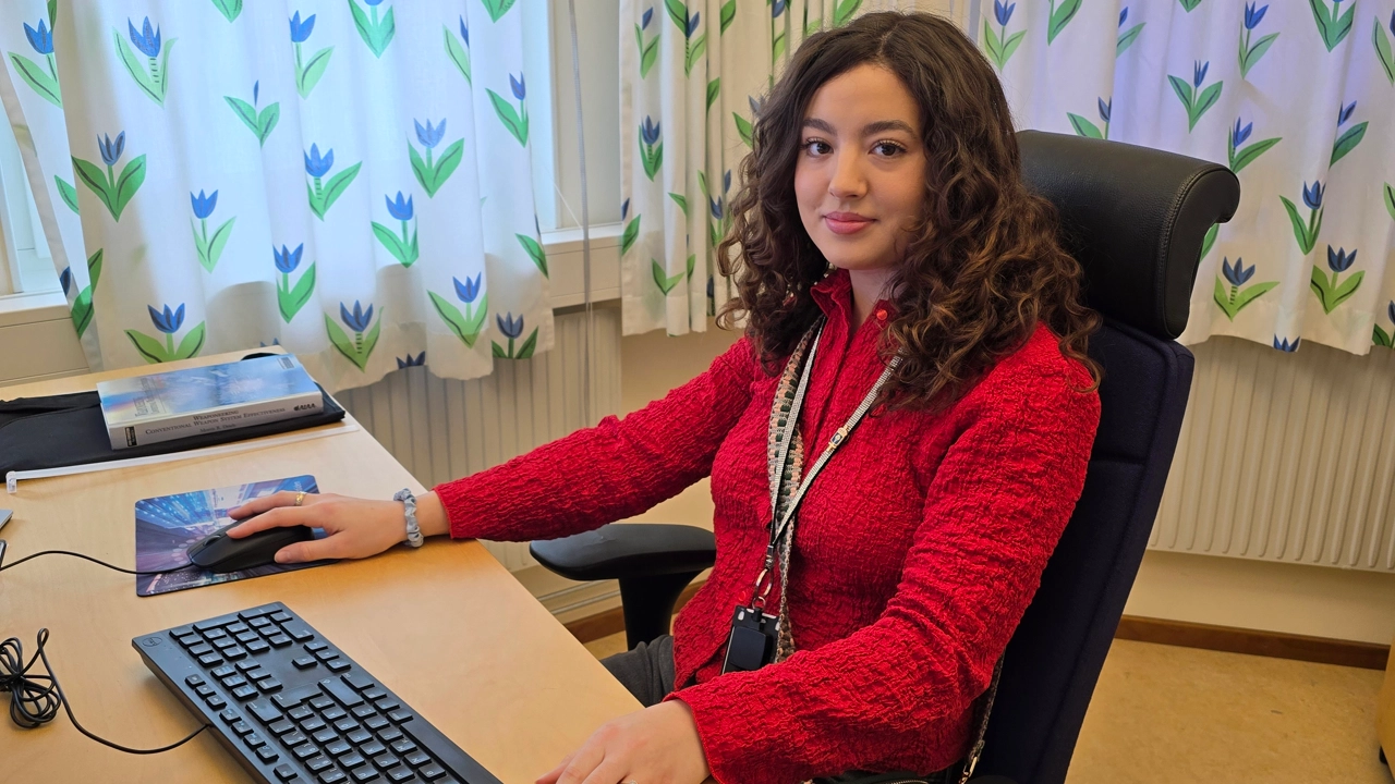 Bild på Sofia da Alesandro vid skrivbordet på sin arbetsplats FOI