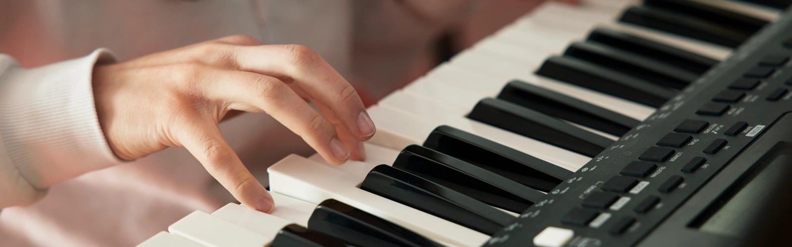 Flicka spelar piano.