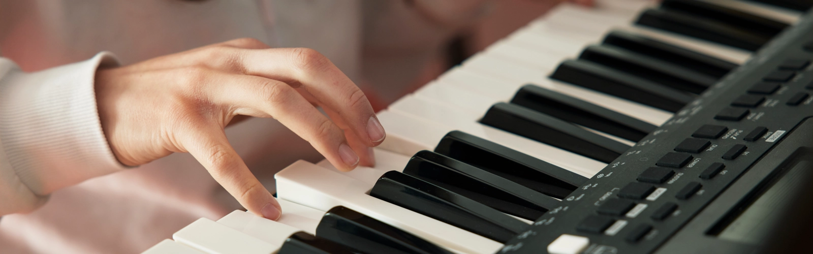 En närbild av en person som spelar piano.