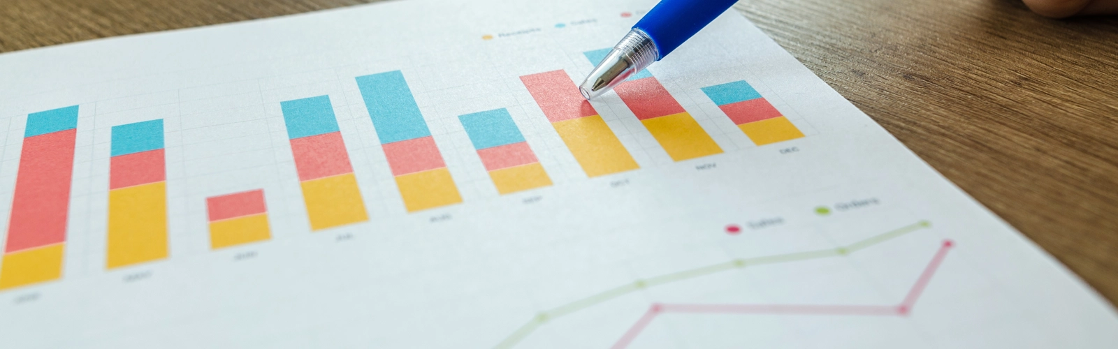 Statistik och stapeldiagram utpekade med penna