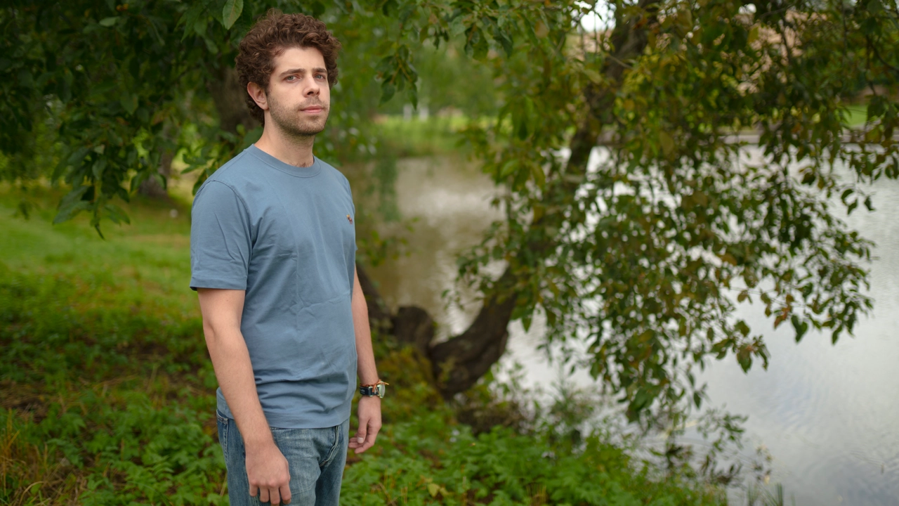 Foto på Nikiforos Staveris stående intill campusdammen