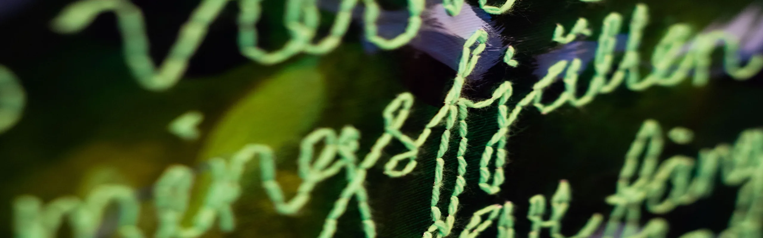 Detalj av verk med grön text