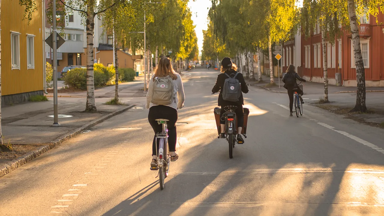 Tre studenter cyklar Öst på stan i Umeå