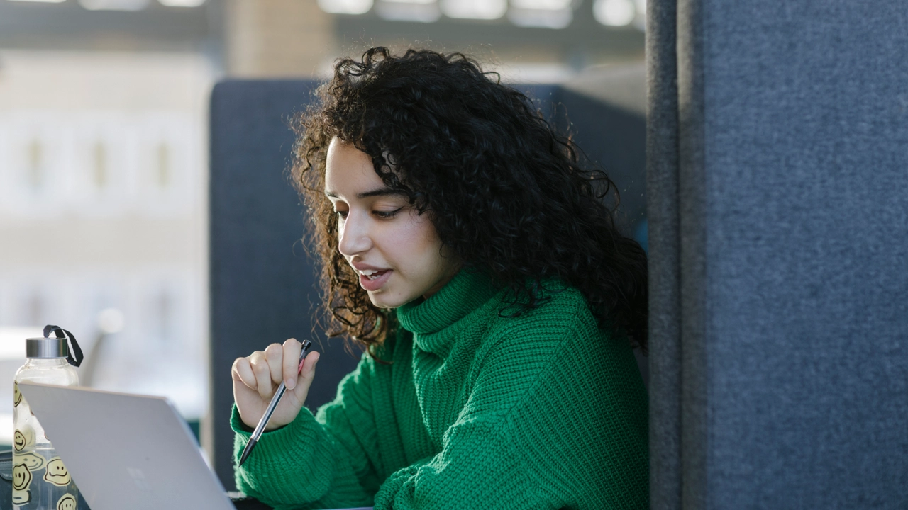 En kvinna nyttjar studieytorna i Humanisthuset på Campus Umeå för att plugga.