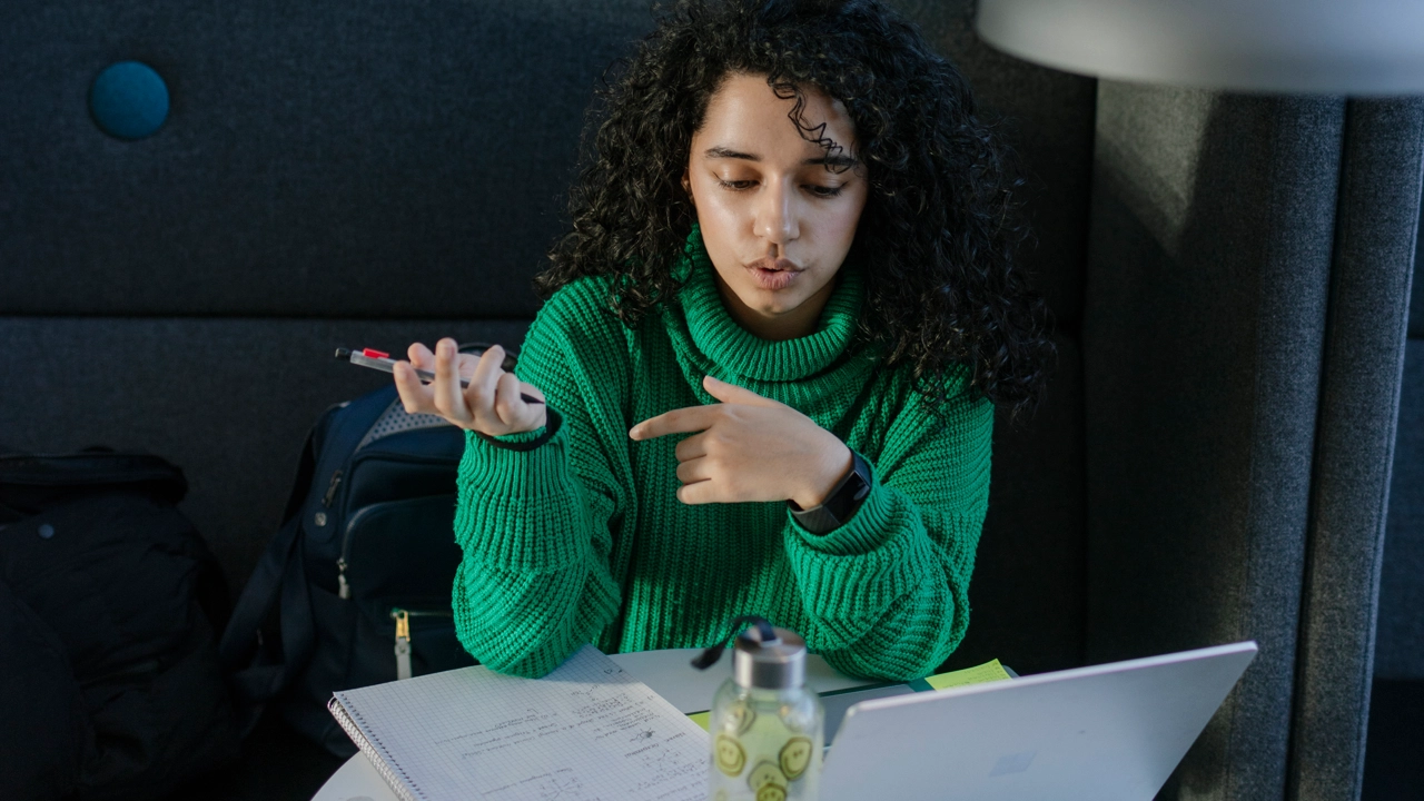 Kvinna tittar i dator.