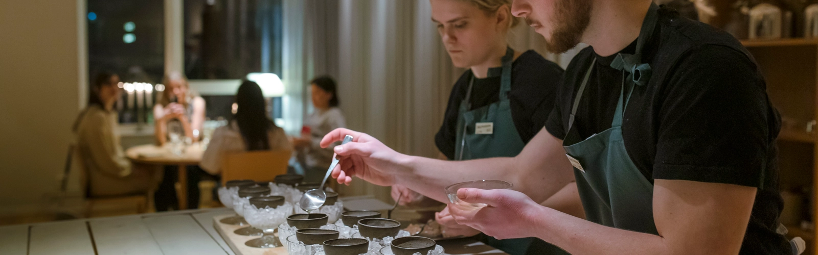 Studenter vid gastronomiprogrammet förbereder måltid i köksmiljö