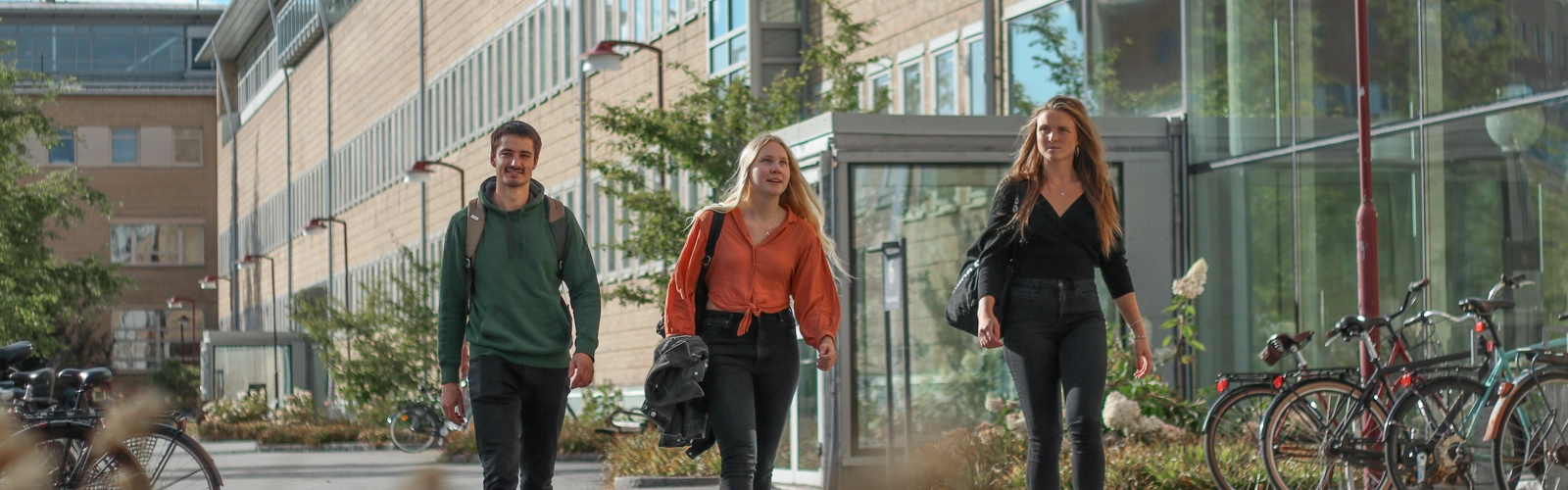 Studenter utanför Lindellhallen.