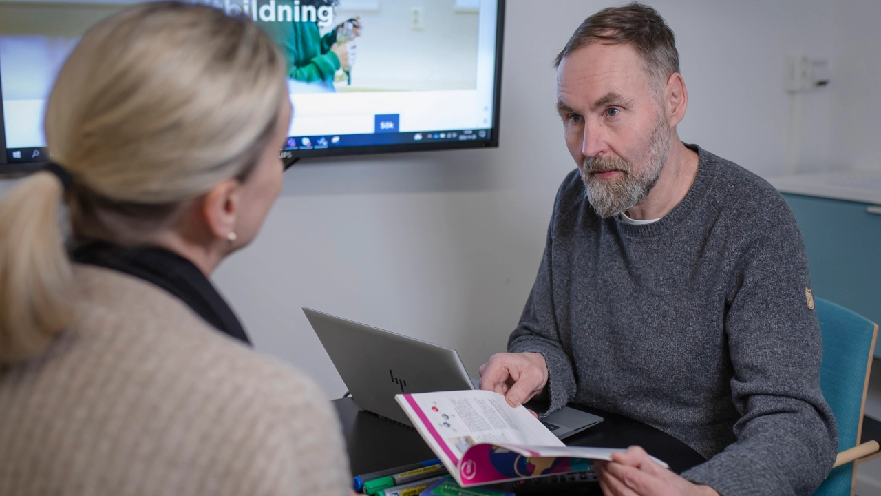 En studievägledare hjälper en student att hitta rätt utbildning.