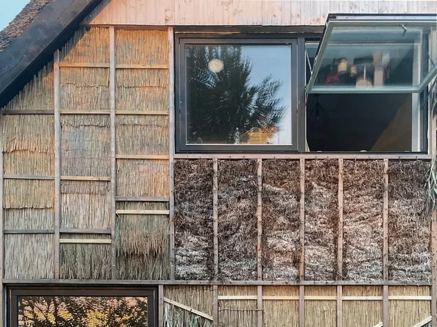 Byggnad med alternativa fasadmaterial