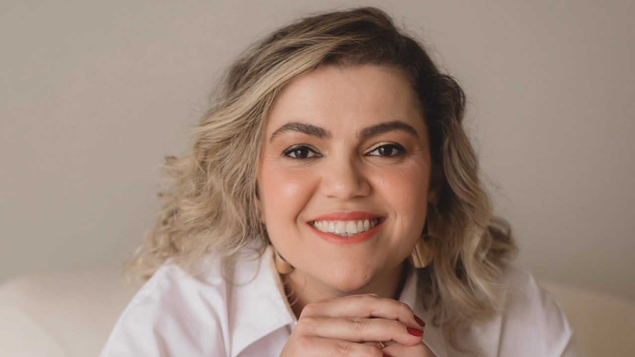 An alumnae of Umeå University sitting on top of a white couch