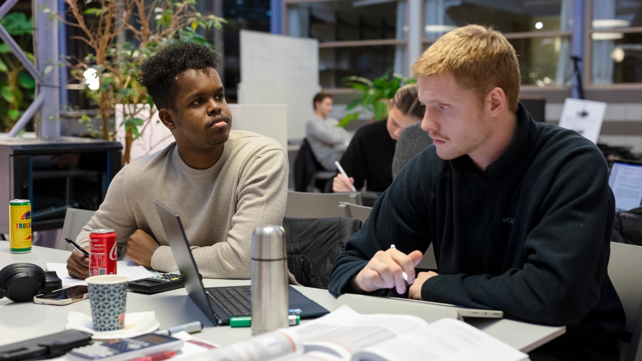 Studenter som grupparbetar i Teknikhuset.