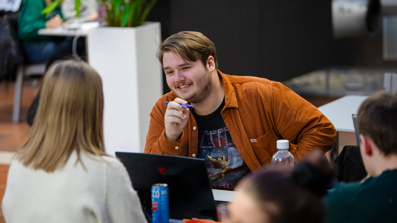 Studenter som grupparbetar i Teknikhuset.