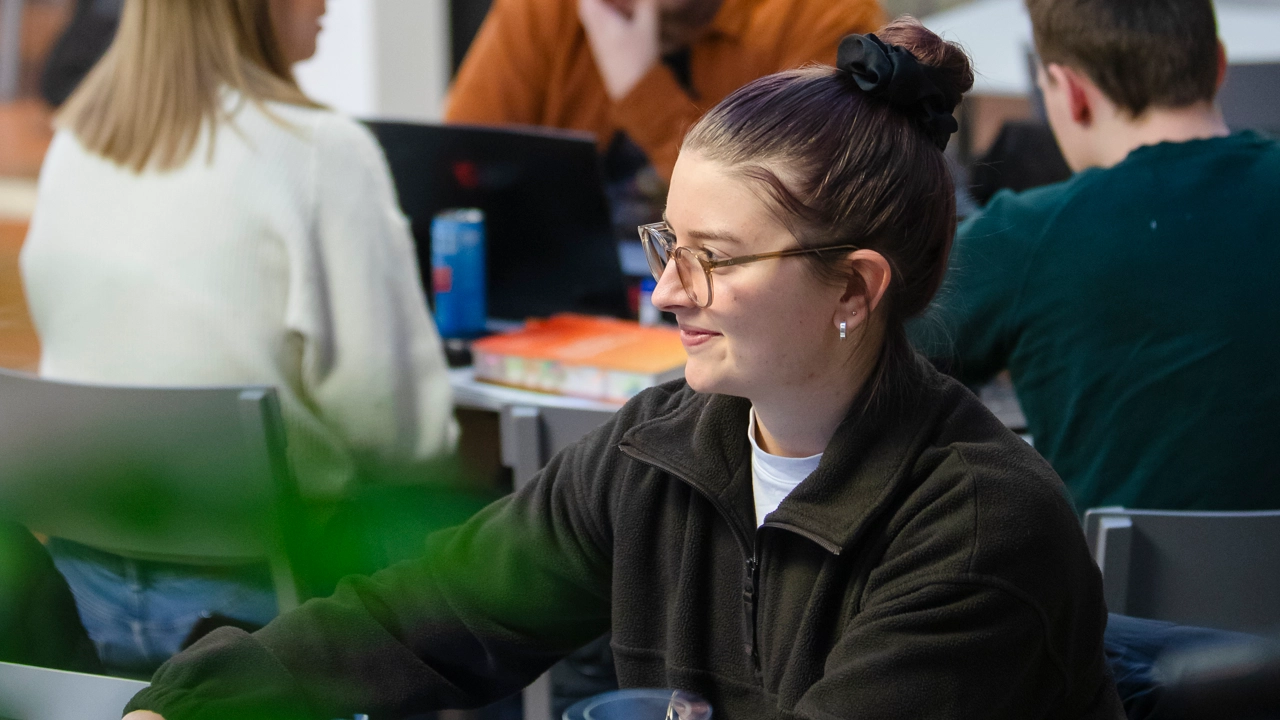 Studenter som grupparbetar i Teknikhuset.