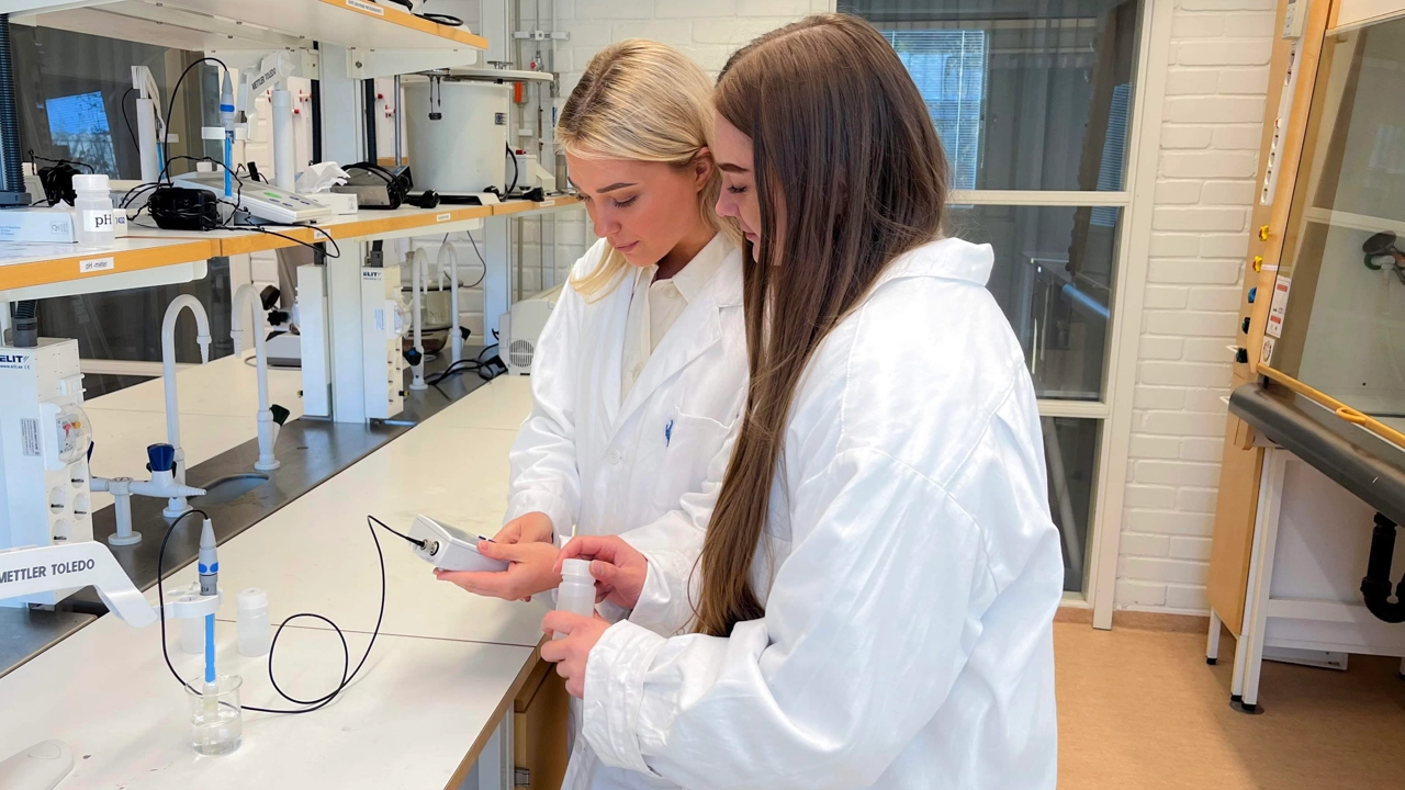 Bild på Terese Lexberg och Linn Ekbäck under laboration i kemi