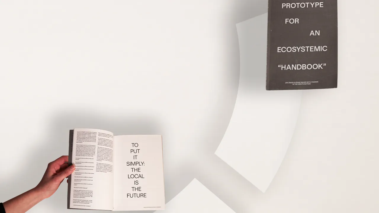 Hand som håller i handbok