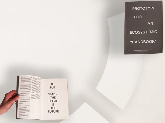 hand håller i handbok och skylt med evenemangets tidel