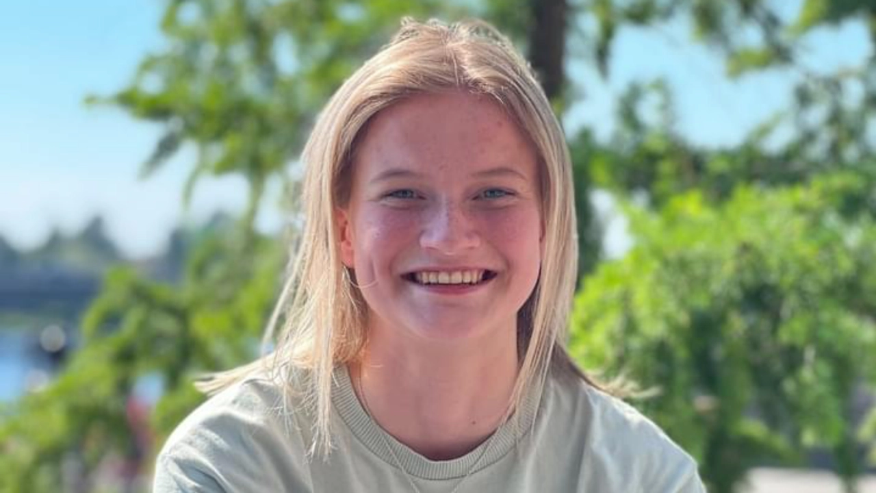 Porträttfoto på Tilda Engberg, träd i bakgrunden