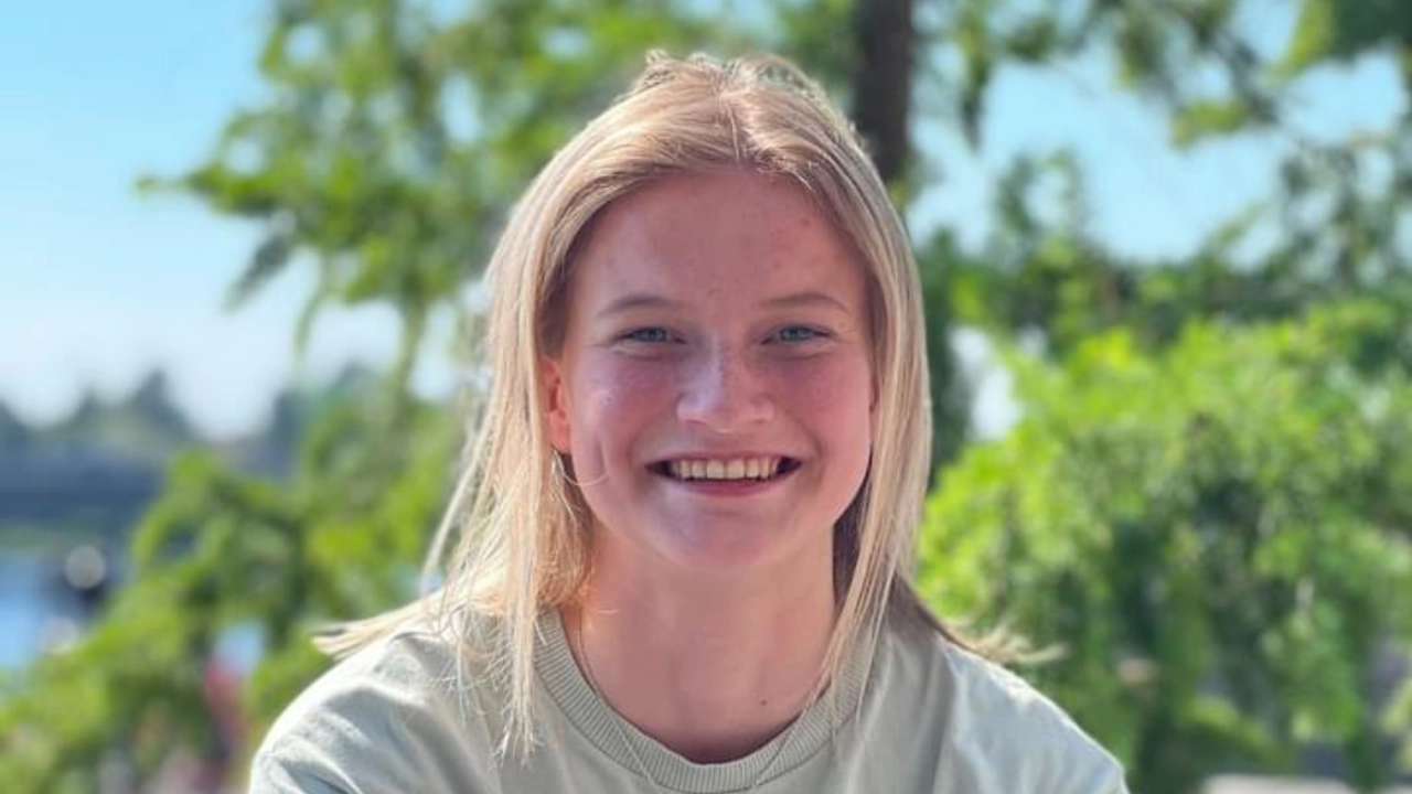 Porträttfoto på Tilda Engberg, träd i bakgrunden