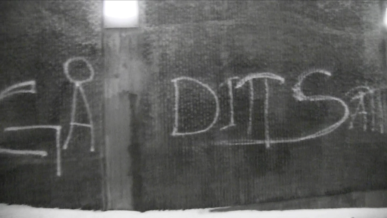 Spraymålad text på tunnelvägg