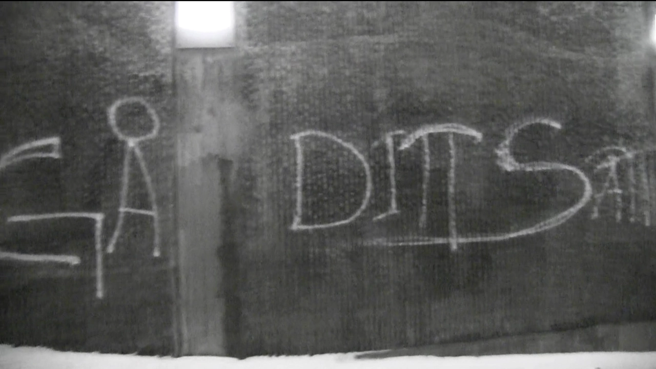 Spraymålad text på tunnelvägg