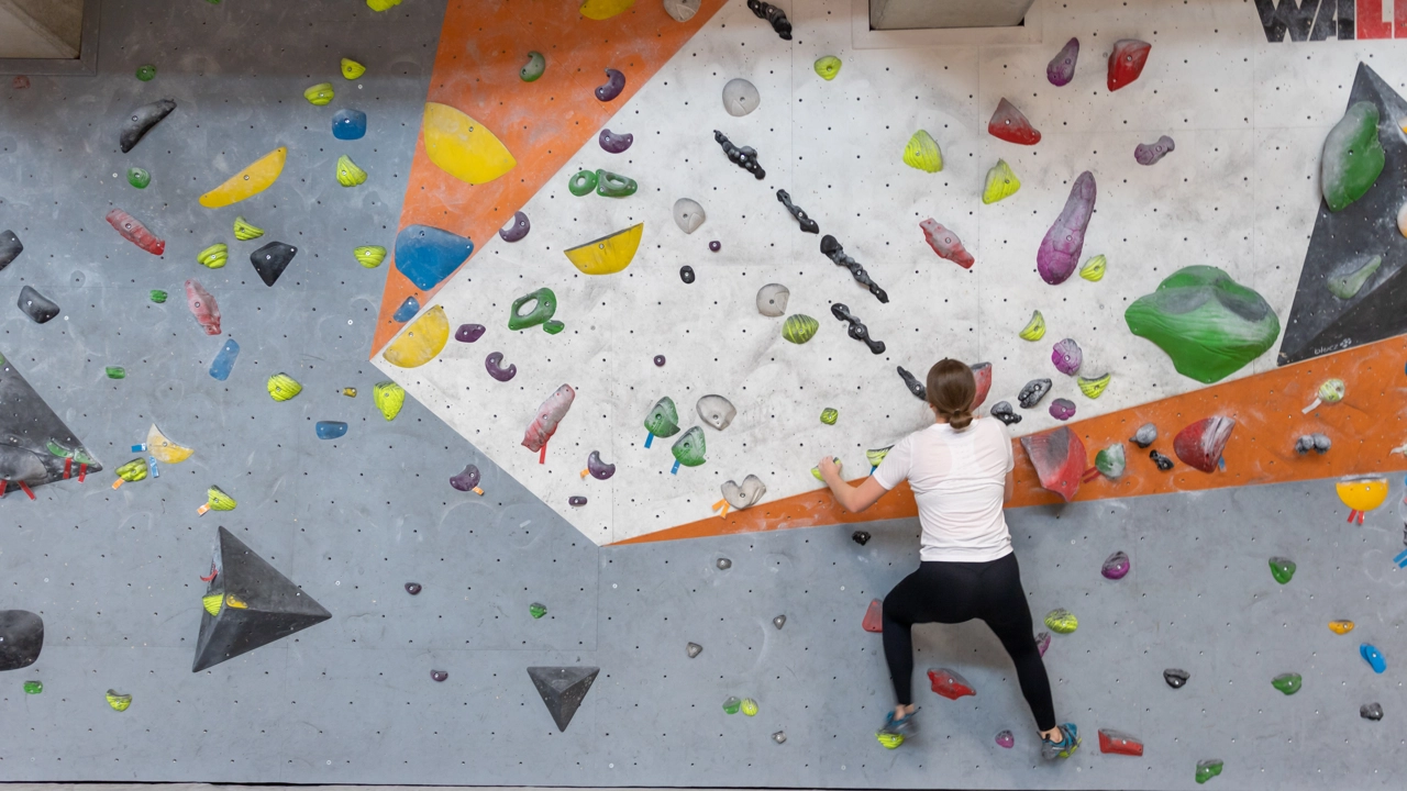 Linnea Eriksson climbing at IKSU