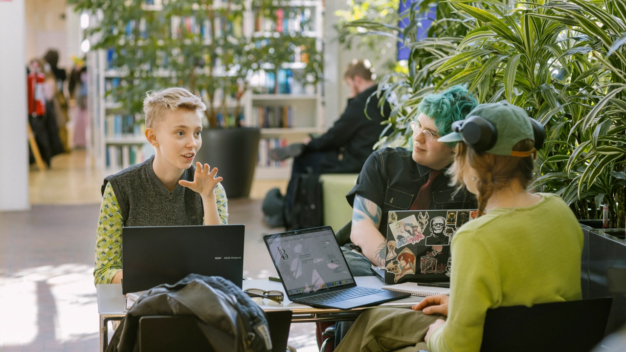 Studenter pluggar inne på UB