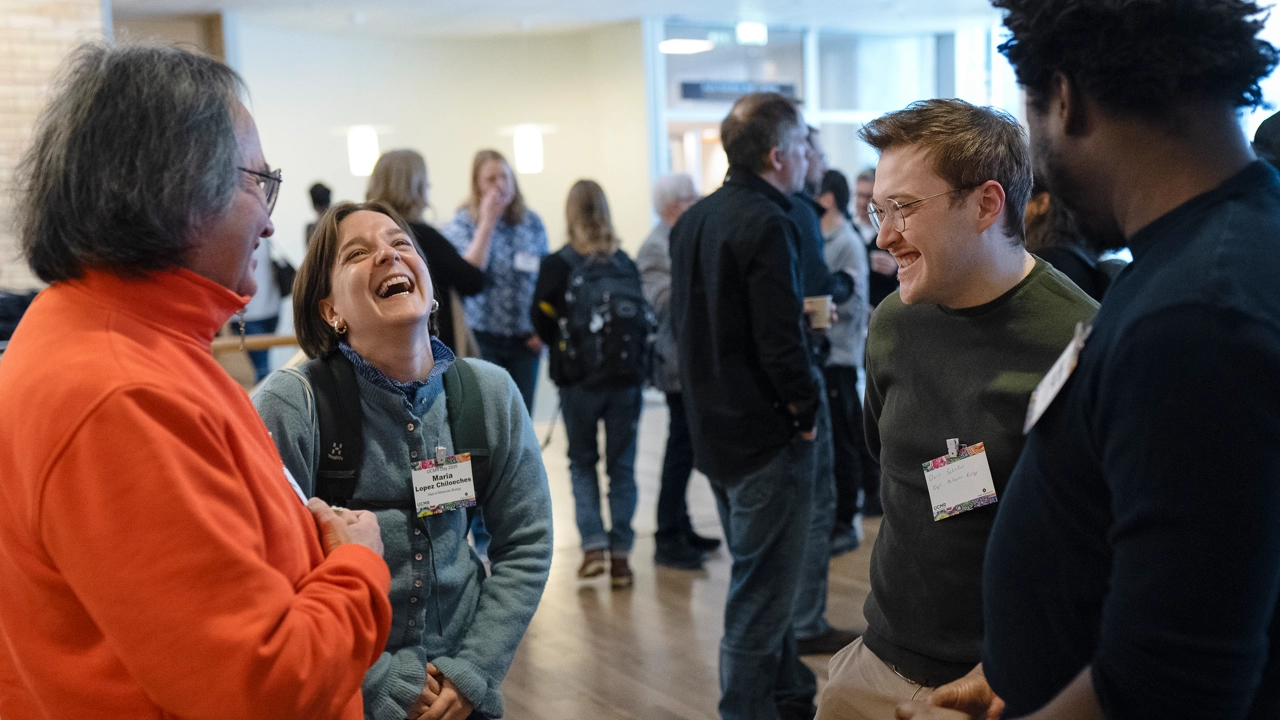 Personer i grupp som skrattar tillsammans.