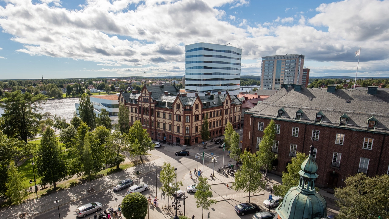 Umeås rådhuspark och kulturhuset Väven från ovan.