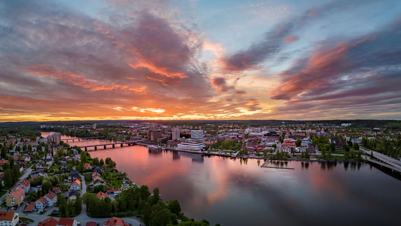 Panoramavy över Umeå stad och älven. 
