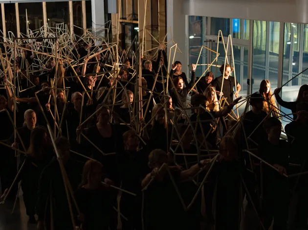 studenter uppträder i mörk miljö