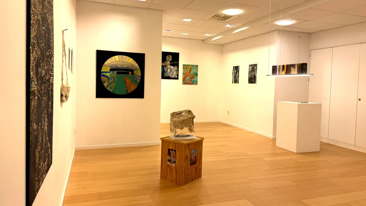 Olika verk i utställningslokal