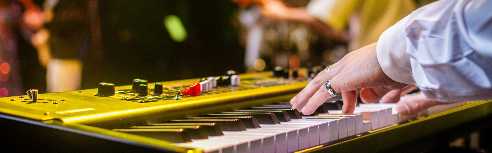 En närbild av en person som spelar musik