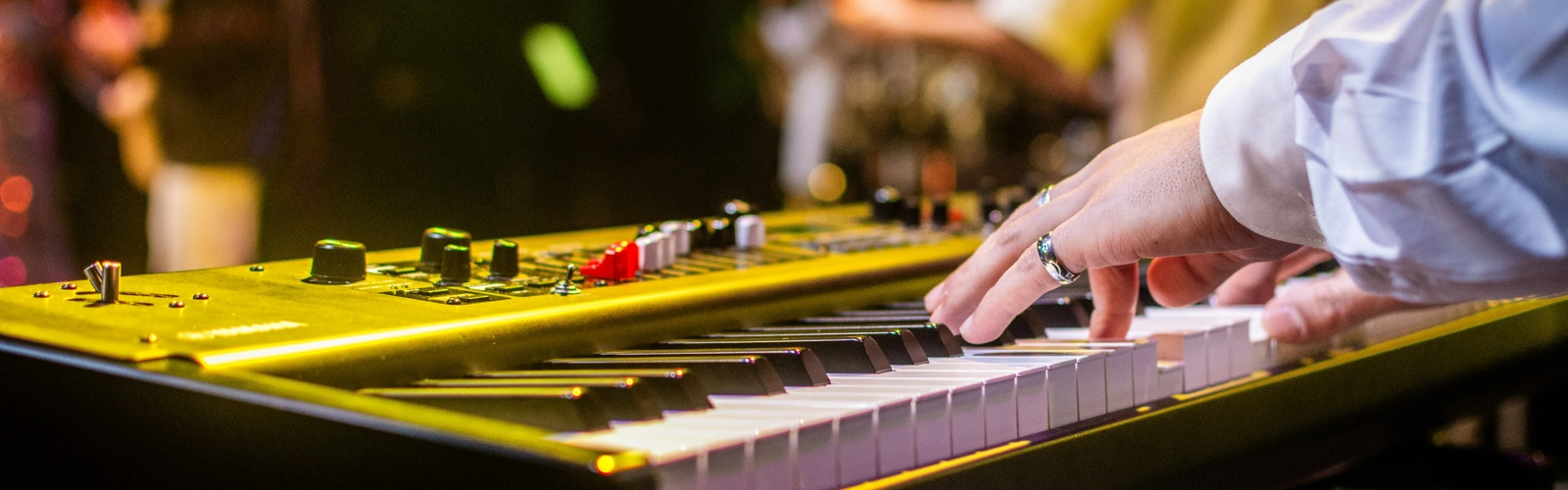 En närbild av en person som spelar musik