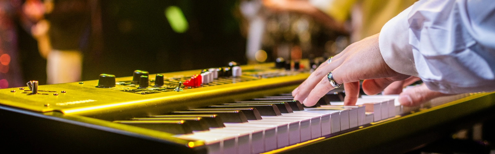 En närbild av en person som spelar musik