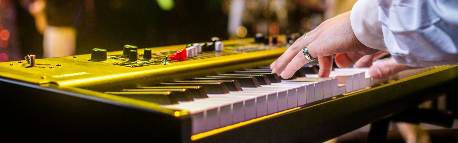 En närbild av en person som spelar musik