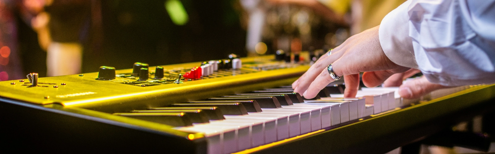 En närbild av en person som spelar musik