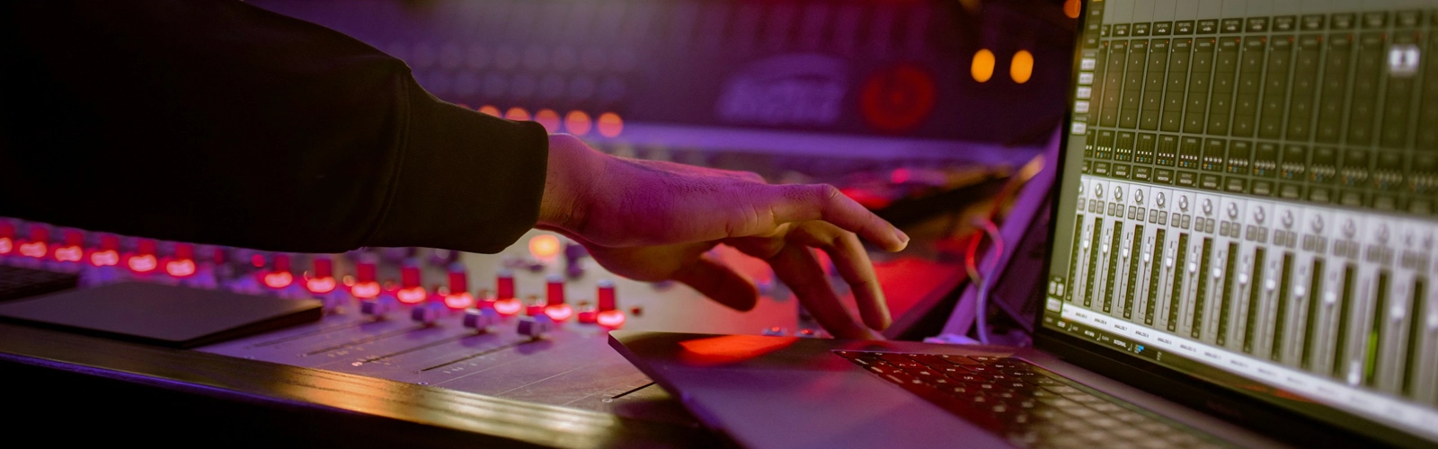 En person som använder en bärbar dator i en inspelningsstudio.