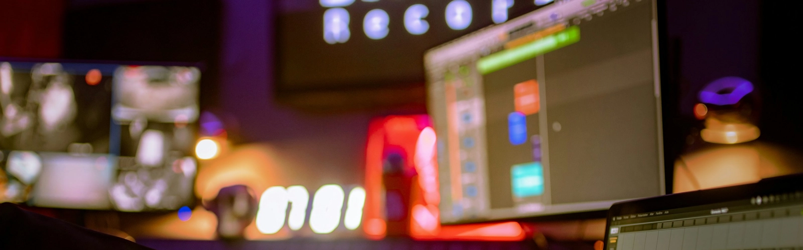 En person som använder en bärbar dator i en inspelningsstudio.