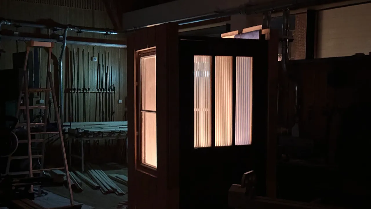 Mörklagd verkstadslokal, ljusa fönster