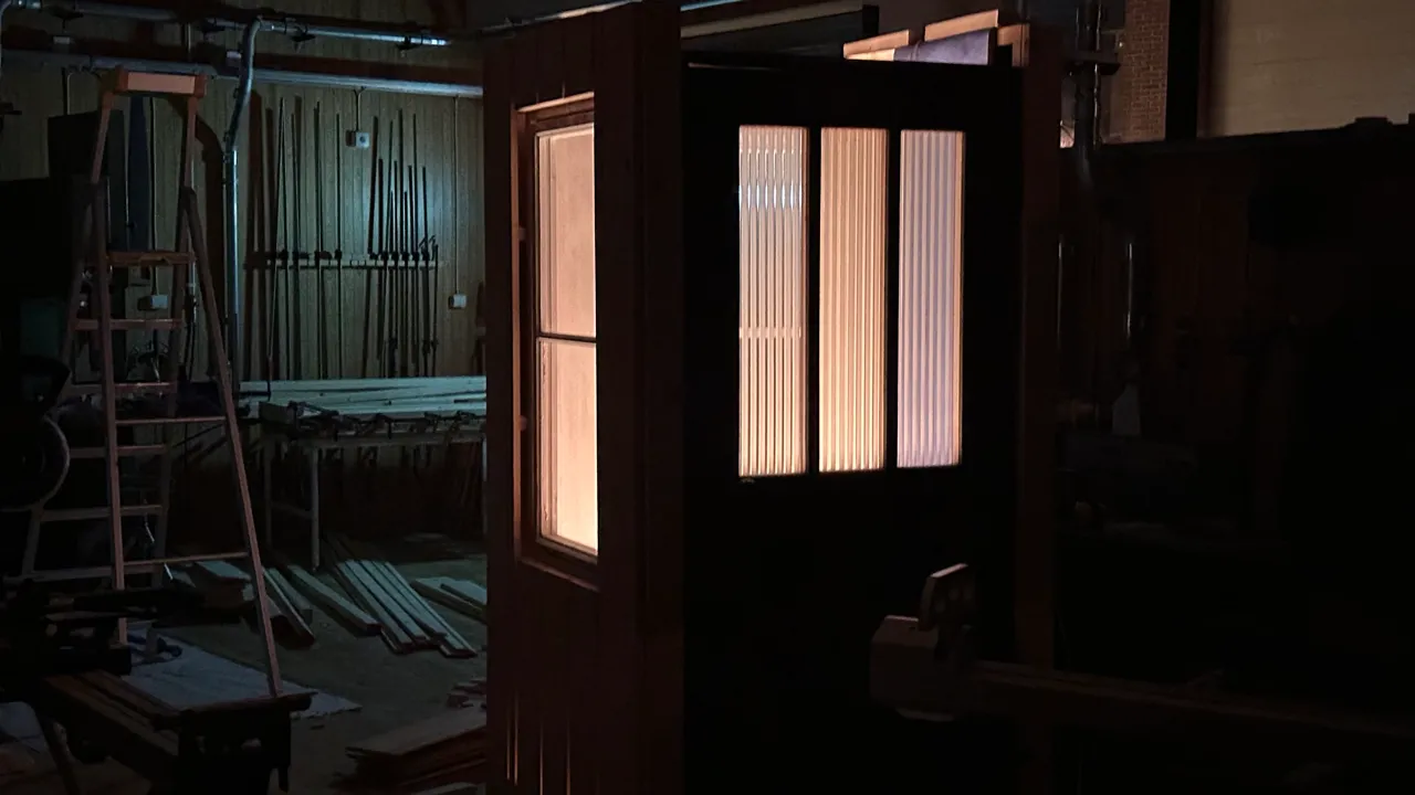 Mörklagd verkstadslokal, ljusa fönster