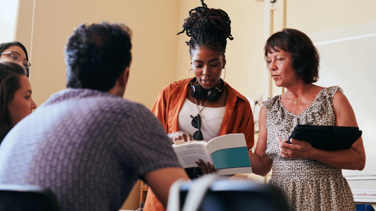 Vuxna elever i klassrum.
