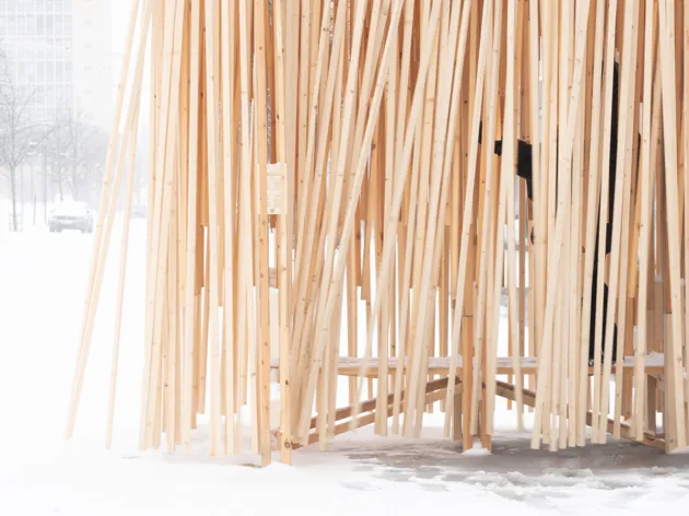 verket Fallet som tystnade på Storgatan i Luleå, byggt i trä av studenter och lärare.