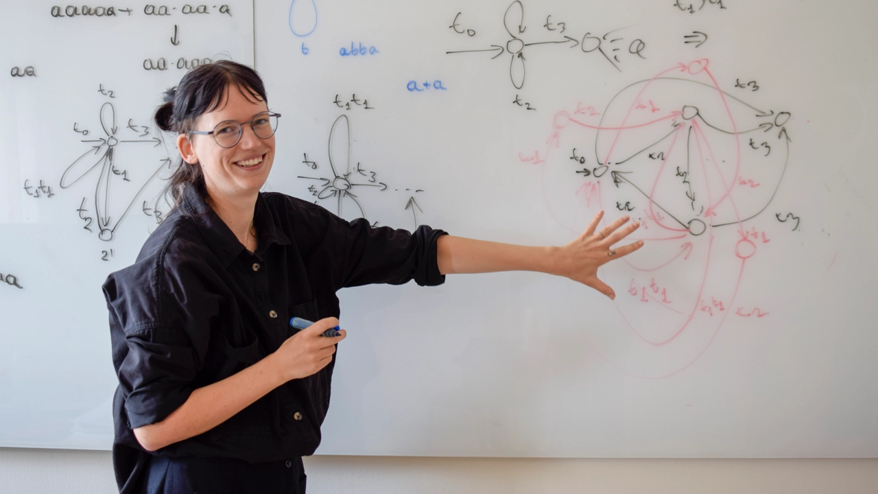 Bild på Willeke Martens stående vid whiteboardtavla med formler och figurer