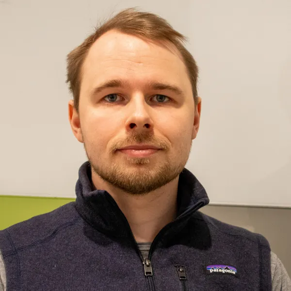 Bild på William Fransson på Nasdaqs kontor i Umeå.