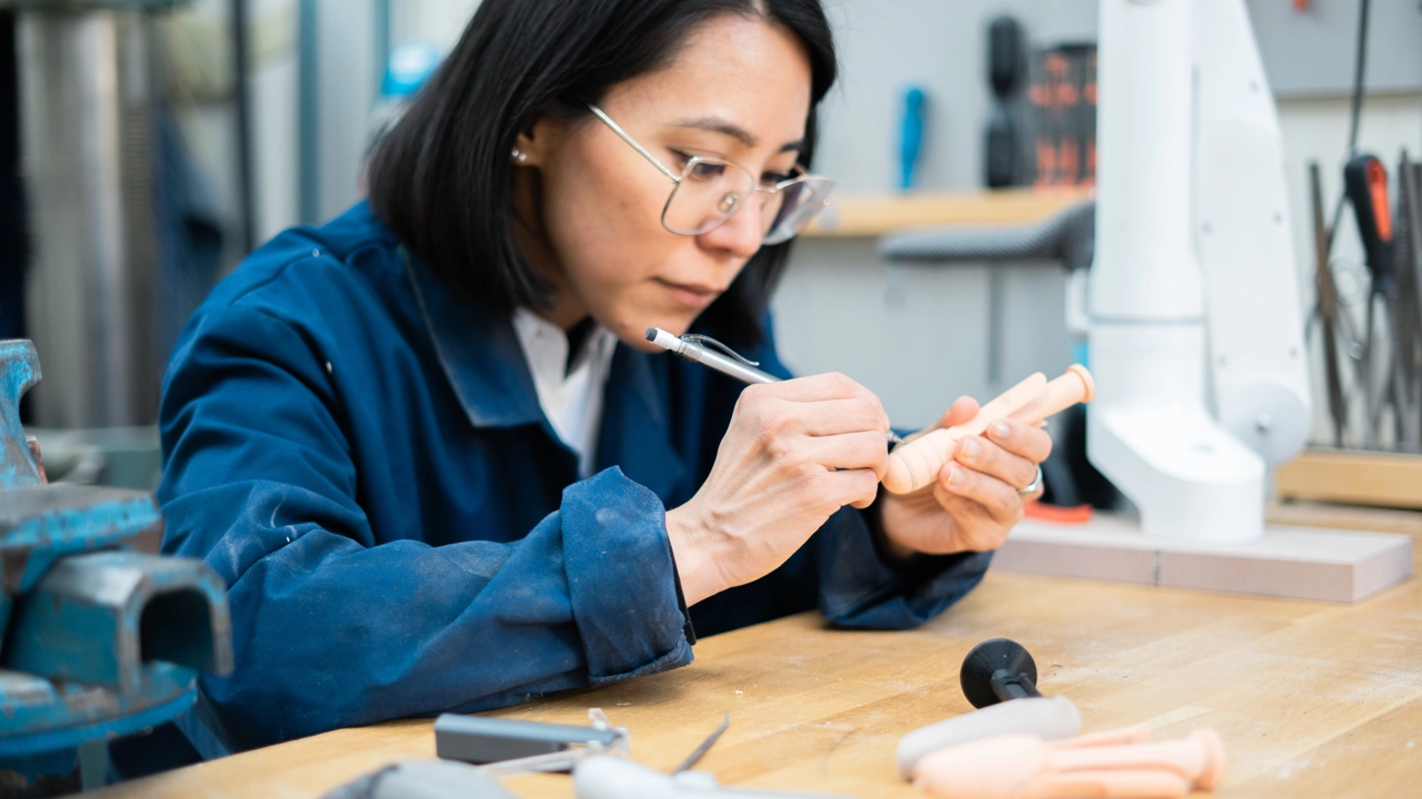 Bild på Natalia Ikebara under arbete med prototyper