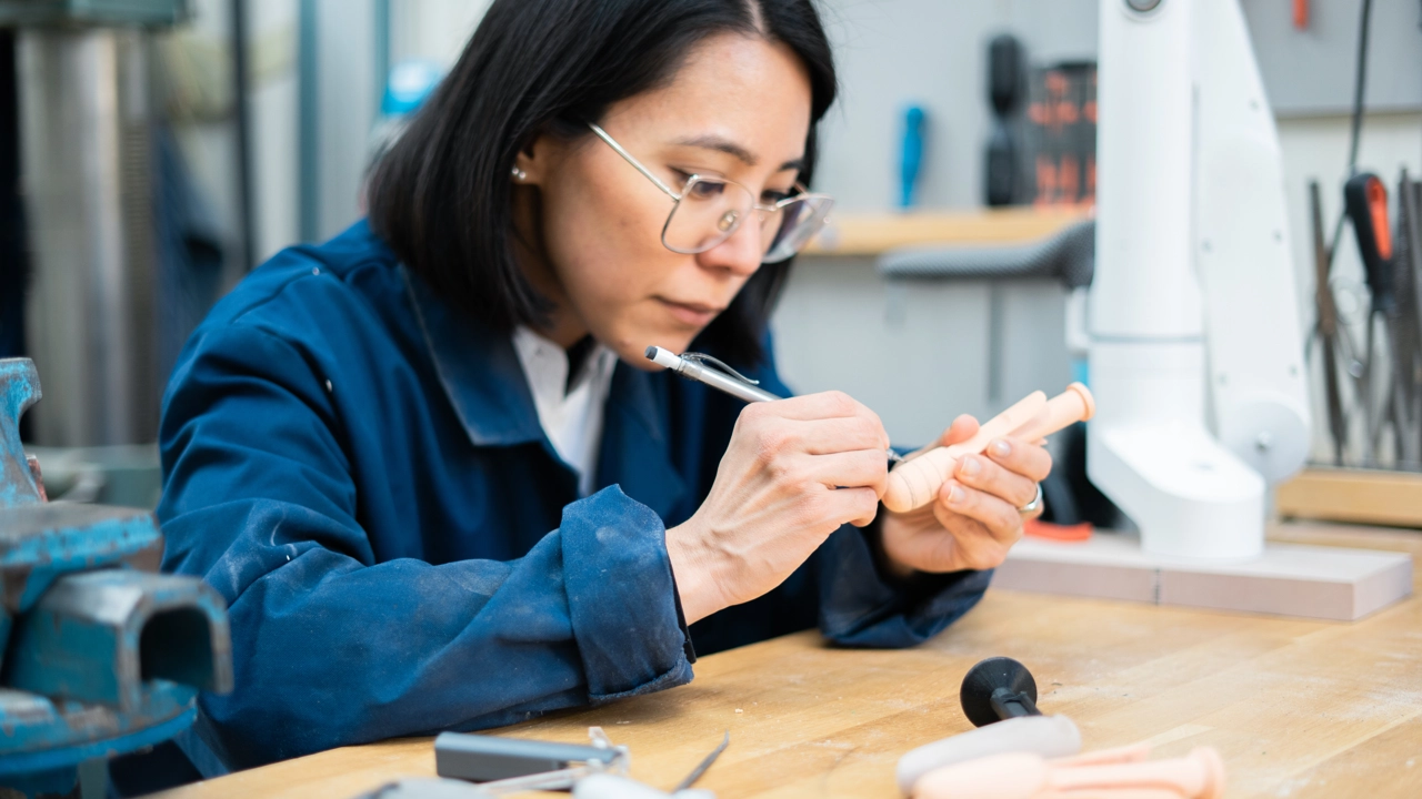 Bild på Natalia Ikebara under arbete med prototyper