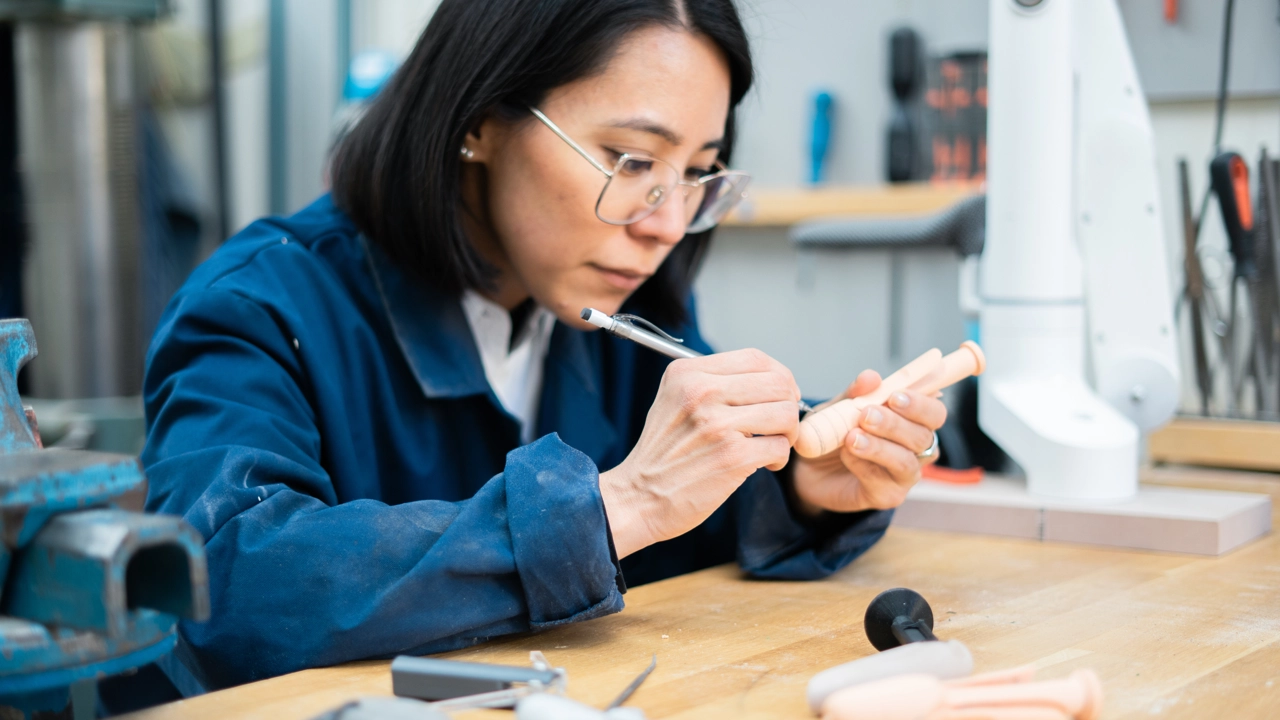 Photo of Natalia Ikebara working in the studio