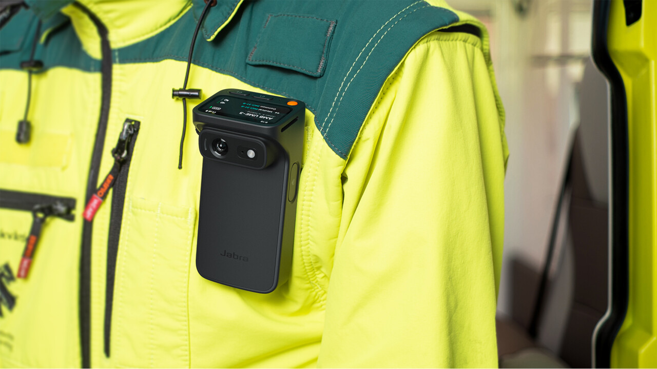 When Jabra Assist is worn on the chest, users can access the most important features and information through the large top display.