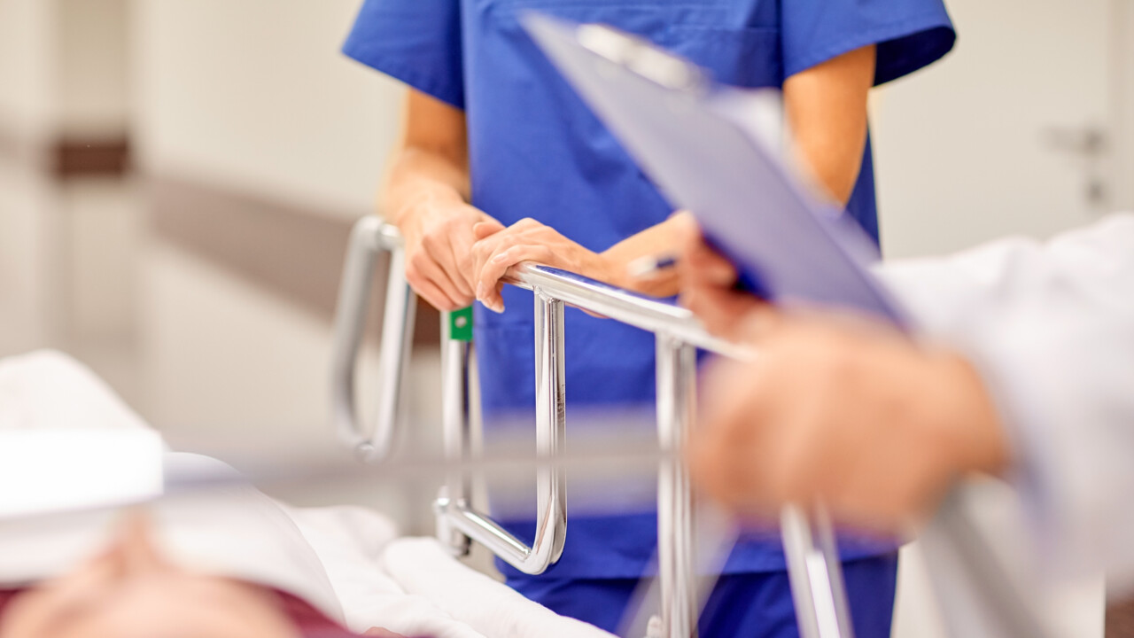 Detalj från en akutvårdsavdelning. Vårdpersonal med en patient på bår.