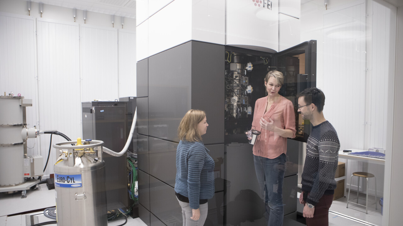 Bild med forskare vid KRIOS - Electronmikroskopet vid UCEM